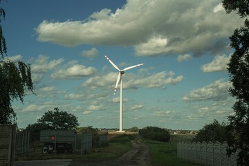 turbina wiatrowa, na pole uprawnym w letni słoneczny dzień. © siwyk