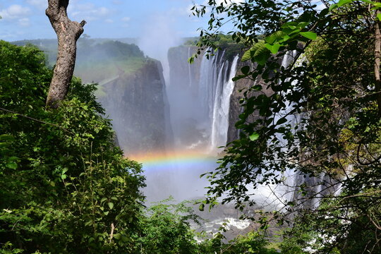Die Victoriaf&auml;lle sind ein breiter Wasserfall des Sambesi zwischen Victoria Falls in Simbabwe (Victoria Falls) und Sambia (Livingston).