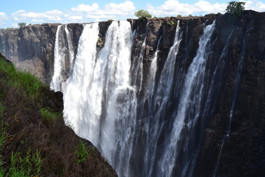 Die Victoriaf&auml;lle sind ein breiter Wasserfall des Sambesi zwischen Victoria Falls in Simbabwe (Victoria Falls) und Sambia (Livingston).