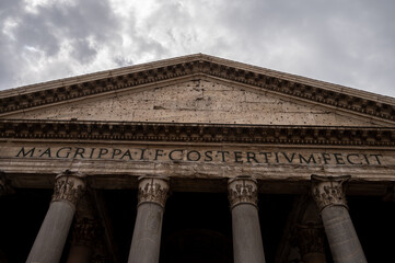 Obraz premium Exterior portico of the Pantheon in Rome, the famous temple built by Hadrian in AD 126.