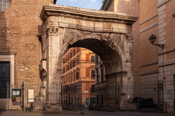 Obraz premium Arch of Gallienus in a quiet alley in Rome.