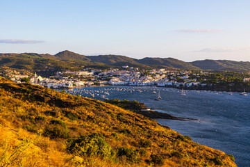 Panorama sur Cadaqués et son Església Santa María au lever du soleil depuis le chemin menant...