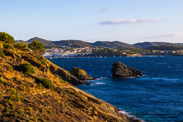 Panorama sur Cadaqués et son Església Santa María depuis le Far de Cala Nans