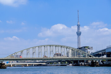 Fototapeta premium 隅田川と東京スカイツリー、両国付近、総武線隅田川橋梁
