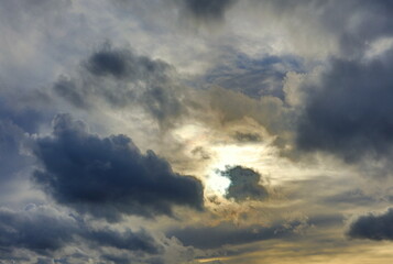 Fototapeta premium Sonne und Wolken in der Dämmerung