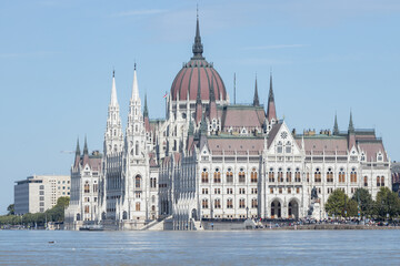 Obraz premium the Danube river overflowed and flooded the road in front of the Hungarian parliament in Budapest. september 2024.