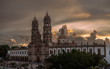 Obraz premium Basílica de Nuestra Señora de Zapopan, arquitectura, barroco, santuario franciscano, atardecer