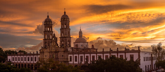 Fototapeta premium Basílica de Nuestra Señora de Zapopan, arquitectura, barroco, santuario franciscano, atardecer