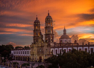 Fototapeta premium Basílica de Nuestra Señora de Zapopan, arquitectura, barroco, santuario franciscano, atardecer