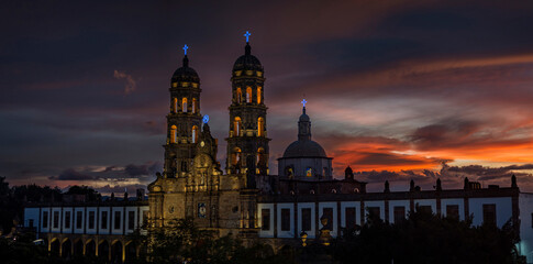 Obraz premium Basílica de Nuestra Señora de Zapopan, arquitectura, barroco, santuario franciscano, noche