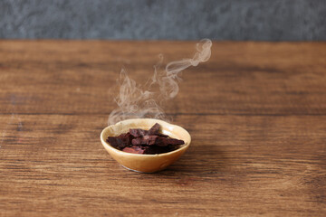 陶器のボウルにいれたサンダルウッド