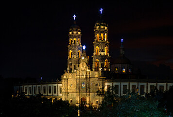Obraz premium Basílica de Nuestra Señora de Zapopan, arquitectura, barroco, santuario franciscano, noche