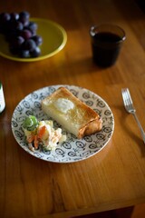 朝食のパタートーストとポテトサラダ
