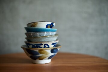 テーブルの上に積んだお茶碗