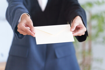 手紙を持つビジネス女性