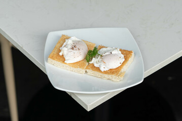 Poached Egg on Toast: Elegant Hotel-Style Breakfast with Creamy Yolk