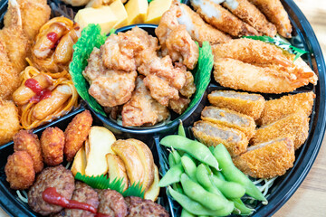 様々な料理が盛り付けられたオードブルの写真。パーティーのイメージ。