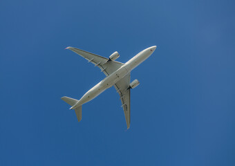 青空を飛ぶ飛行機