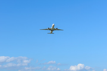 青空を飛ぶ飛行機