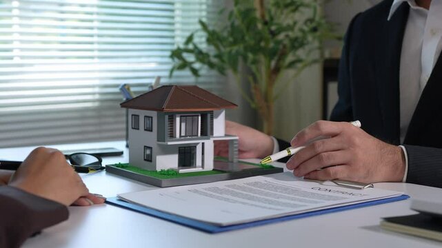 Real estate agent, collateral hire purchase, land and house broker manager, sit down to discuss details, sign contracts, and place a deposit with customers in the agent's office.