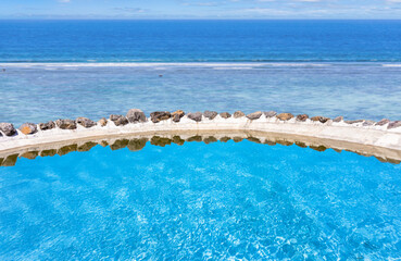 Bassin de baignade avec vue sur lagon, île de la Réunion 