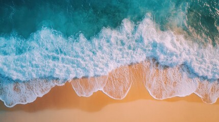 Obraz premium Aerial view of ocean waves gently lapping onto a sandy beach.