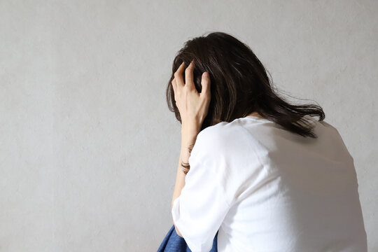 頭を抱える女性　うつ病イメージ