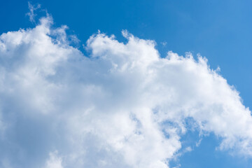 秋の青空と雲のコントラスト 16