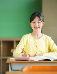 教室で勉強をする小学生女子