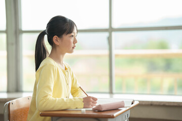教室で勉強をする小学生女子