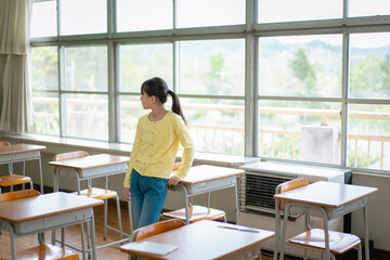教室の中にいる女子小学生のポートレート