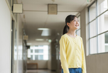 Obraz premium 学校の廊下にいる小学生のポートレート