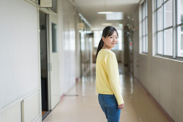 学校の廊下で振り返る生徒