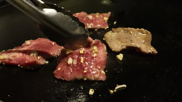 焼肉のタン塩をひっくり返す