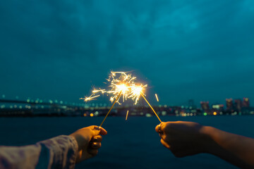 夜景を見ながらする手持ち花火