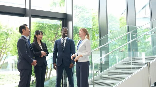 ロビーで話す多国籍ビジネスパーソンのグループ