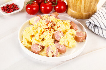 Healthly breakfast with scamble and sausages
