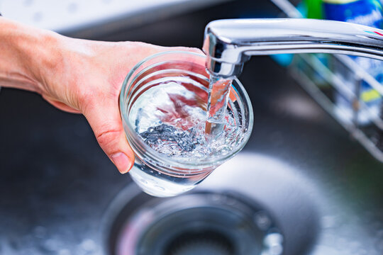 PFAS ： 有機フッ素化合物 が 水道水 中に 検出 ？ 【 水質 の 社会問題 の イメージ 】