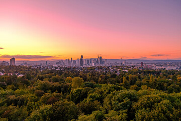 Fototapeta premium sunset over the city in central Germany with the the purple red sky and the city skyline