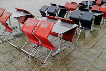 Stühle und Tische bei Restaurant im  Regen