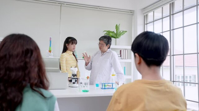 Elderly teacher science, let students participate in learning by allowing students volunteer be example their peers in microscopy, look at substances that were studied, tell friends what they found.