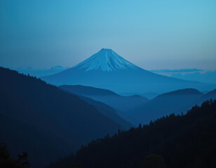 周囲の丘の上にそびえる山とその雪を頂いた山頂の穏やかな夕暮れ