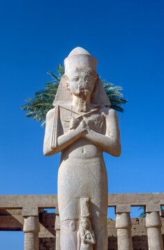 Gescantes historisches Farbfoto der Statue Ramses 2, tempel von Karnak, &Auml;gypten