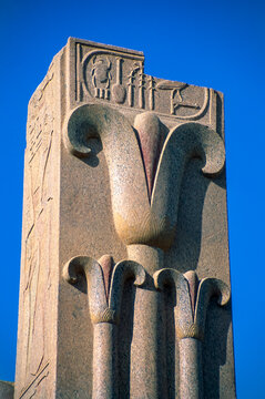 gescantes historisches Farbfoto einer quadratischen S&auml;ule mit eingemei&szlig;elter Bl&uuml;te, Karnak, &Auml;gypten