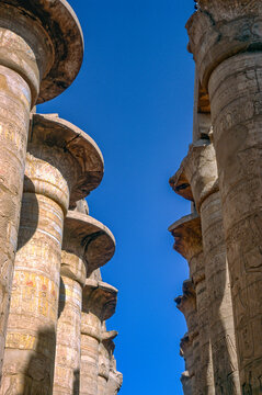 Gescantes historisches Farbfoto von S&auml;ulen mit Hieroglyphen eines Temples, Karnak, &Auml;gypten