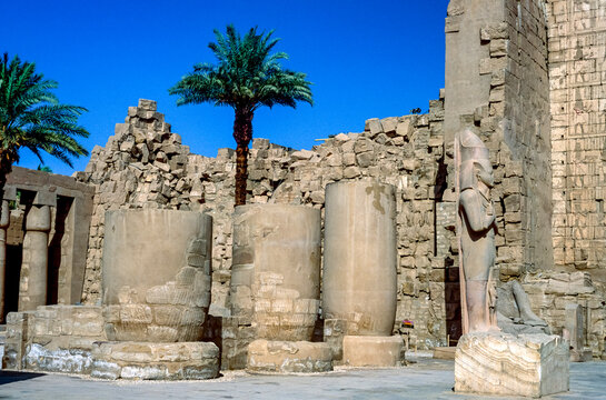 gescantes historisches Farbfoto der menschenleeren Tempelanlage von Karnak, &Auml;gypten