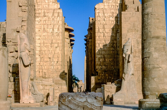 gescantes historisches Farbfoto der menschenleeren Tempelanlage von Karnak, &Auml;gypten