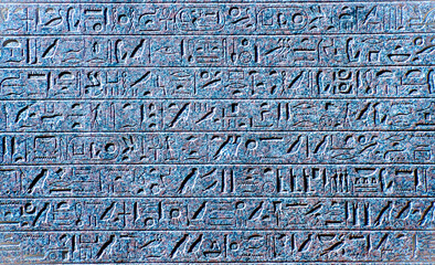 Gescantes historisches Farbfoto mehrerer Reihen von Hieroglyphen und Kartuschen, Karnak, Ägypten