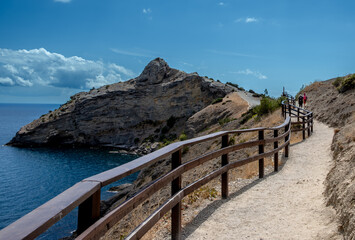 Obraz premium A path for walking along the edge of a cliff near the sea.