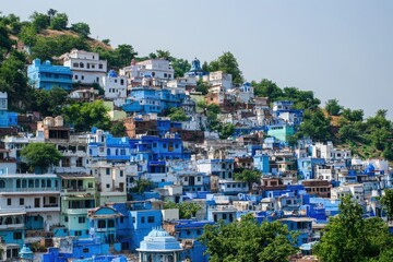 Obraz premium Vibrant blue city nestled in the hills